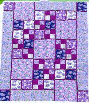 Skønt blomster, quiltet med lilla tråd og klokkeblomstmønster