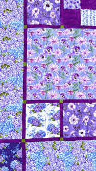 Nærbillede af lilla tæppe og klokkeblomst quiltemønstret