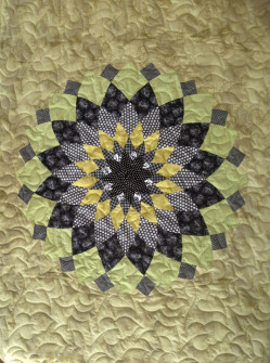 Dahlia tæppe med quiltet bladmotiv