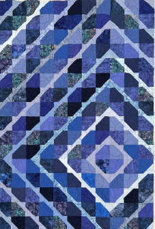 Smukt tæppe i blå nuancer med cirkelquitlning