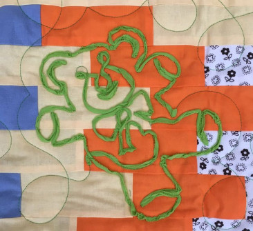Tæppe quiltet for Mødrehjælpen - med stofgarn i quiltningen