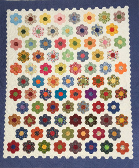 Smukt håndsyet "Grand Mothers Garden" tæppe med quiltemønster med blomster og blade
