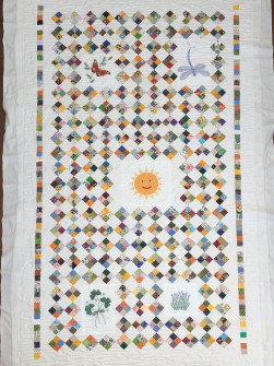 Smukt håndsyet tæppe med broderi, quiltet med et enkelt "Flowing" quiltemønster