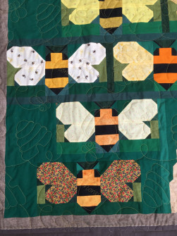 Bitæppet er quiltet med bikuber og bier