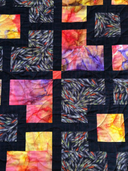 Detalje billede af et af tæpperne i "mit længste tæppe", quiltet med enkelt hvirvel mønster