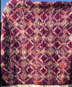 Smukt tone i tone tæppe quiltet med enkelt blad mønster