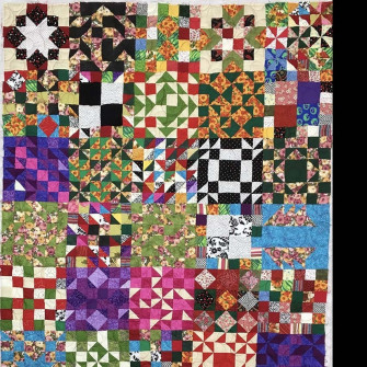 Spændende sampler quilt med moderne quiltning
